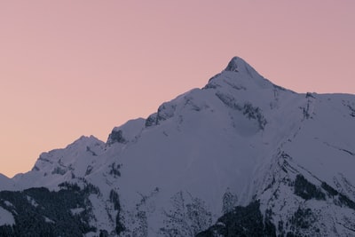 雪覆盖在夕阳山
